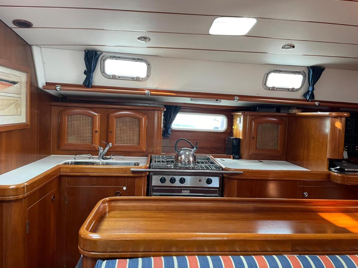 ホテルBeautiful And Comfortable Sailboat With Secure Parking Available バルセロナ エクステリア 写真