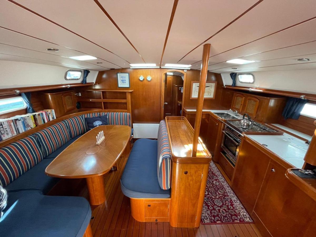 ホテルBeautiful And Comfortable Sailboat With Secure Parking Available バルセロナ エクステリア 写真