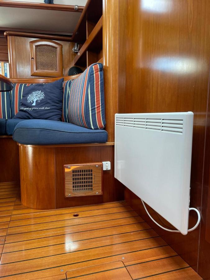 ホテルBeautiful And Comfortable Sailboat With Secure Parking Available バルセロナ エクステリア 写真