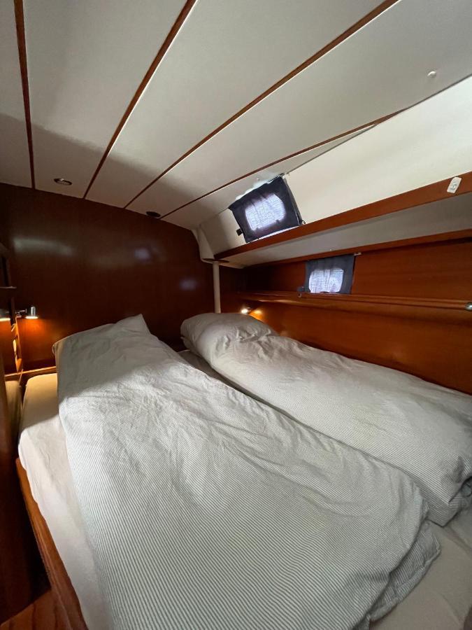 ホテルBeautiful And Comfortable Sailboat With Secure Parking Available バルセロナ エクステリア 写真