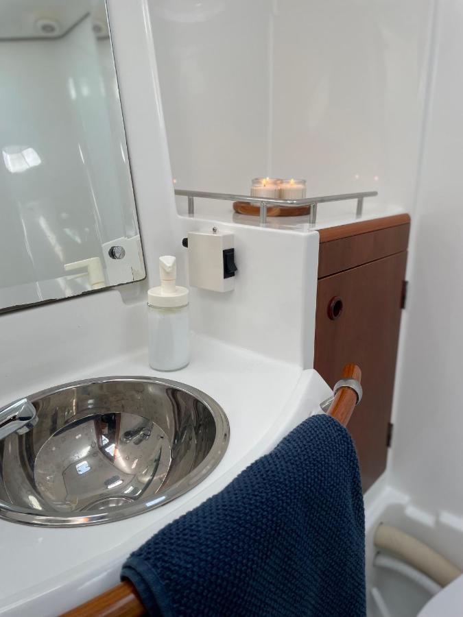 ホテルBeautiful And Comfortable Sailboat With Secure Parking Available バルセロナ エクステリア 写真