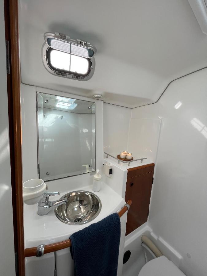 ホテルBeautiful And Comfortable Sailboat With Secure Parking Available バルセロナ エクステリア 写真